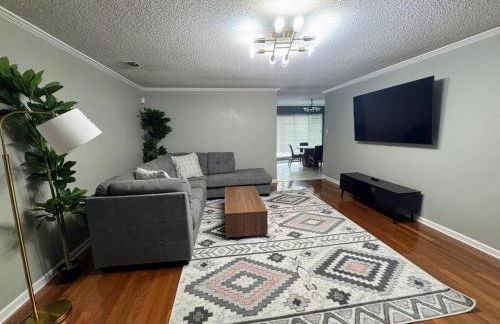 4-Bedroom Home with Private Pool in Euless - Foto 11