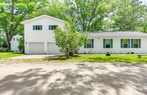 Waterfront Gladwin Home with Deck and Fire Pit! - Foto 35