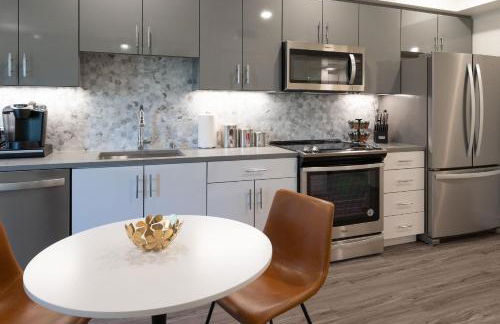 Downtown-Elevator-King Bed-Garage Parking-Laundry - Foto 38