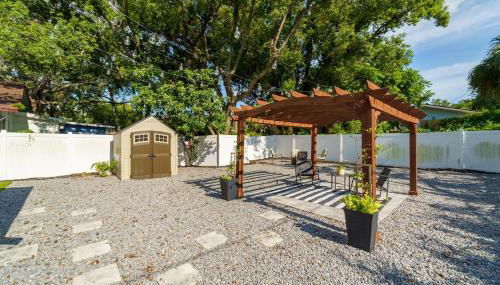 Cozy bungalow with Luxe Yard, Firepit, Pergola Area - Foto 4