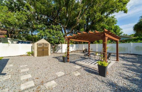 Cozy bungalow with Luxe Yard, Firepit, Pergola Area - Foto 4