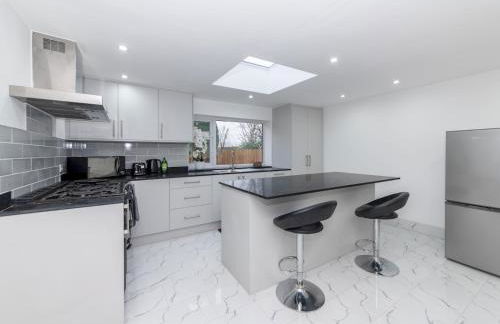 Charming Modern Home in Central Wokingham - Pass the Keys - Foto 14
