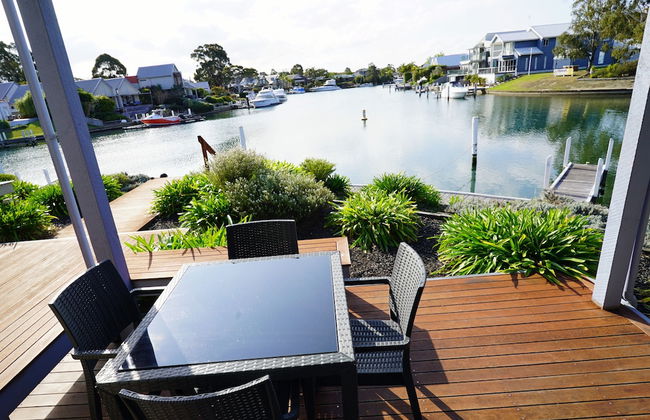 Captains Cove Resort - Waterfront Apartment - Photo 15