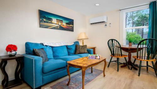 The Carriage House Chic Treetop Loft and Hot Tub - Foto 5