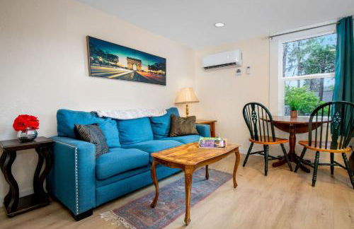 The Carriage House Chic Treetop Loft and Hot Tub - Foto 5