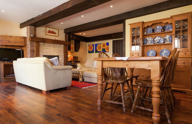 Elegant House With Heated Pool and Sauna - Photo 17