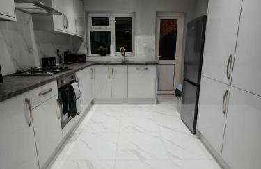 Bright 4BR Home, Outdoor Garden, Easy Parking - Foto 22