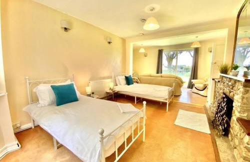 EasyRest - Spacious Detached House - 10 Beds - 5 Bedrooms - 4 Bathrooms - Secure Parking 5 Vehicles - Excellent Road Links - Perfect for Contractors & Large Groups - Foto 28