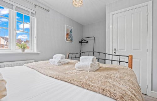 Charming House - Walking distance to Town Centre - Free Parking, Self-Check-In, Fast WiFi and Smart TV by Yoko Property - Photo 13