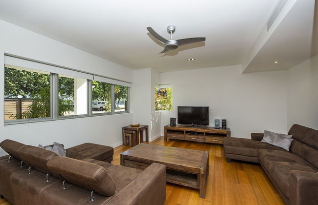 Maggies Beachfront Apt. 1 - Photo 9