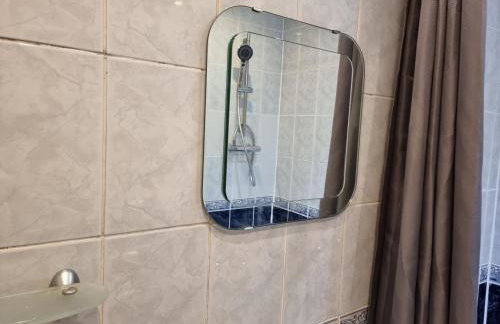 Entire 3 bedroom home with Parking in Welling, London, UK - Photo 12