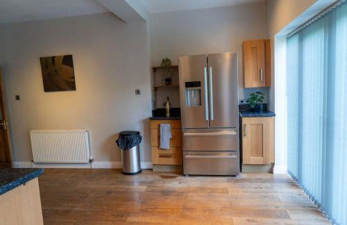 Spacious 15 Guest Home With 9 Beds in Shirley - Photo 16