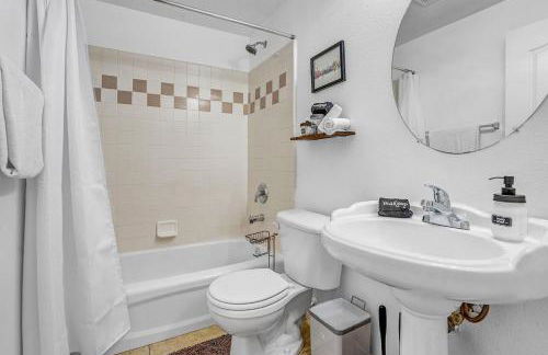 Stylish King with optional bunk or Work Desk w/TV - Foto 13