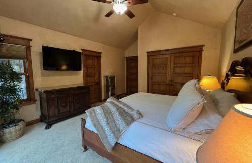Luxe Artful Mountain Retreat with 4 King Suites, 8 Person Hot Tub and 3 Decks - Foto 60