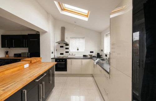 Contemporary Private Home Near Nottingham with Free Parking and Garden - Foto 4