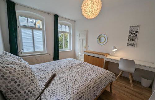 Chemnitz Saxonia HomeDeLuxe Hochwertige 50qm 2-Zimmer-Ferienwohnung mit privaten Kfz Parkplatz Stellplatz mit MWSt-Rechnung mit XXL Hülsta Bett & Etagenbett mit InternetFlatrate - Ideal für Familien, Paare, Kulturinteressierte & Geschäftsreisende! - Foto 3