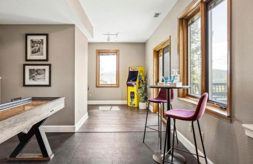 Hot Tub - Scenic Views - Spacious Deck - Game Room - Foto 46