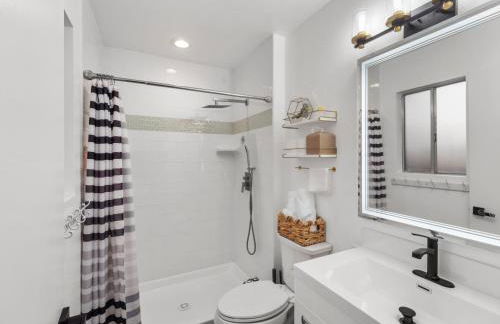 Super Spacious Family Vacation House! - Photo 17