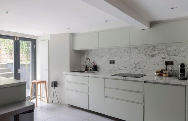 Stylish Georgian Townhouse w Sun Terrace Garden - Photo 8