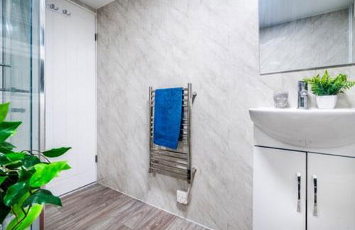 RIVER RETREAT- near Holloway U, Thorpe Park and Heathrow airport - Foto 37