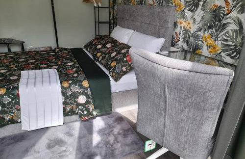 Cosy and Private with 55"TV and Dedicated Toilet Shower Space - Foto 20