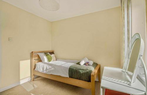 Spacious 4 Bedroom Warrington House with Free Parking Perfect for Contractors, Families and Business Guests - Foto 14