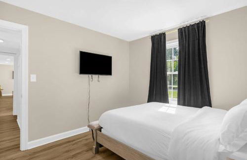 3BR Elam Retreat • Work & Rest - Photo 13