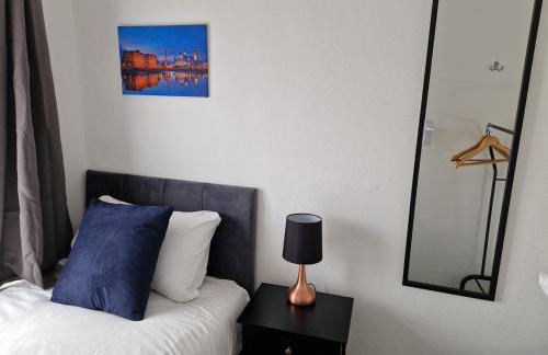 Stylish 4BR House, Sleeps 7, High-Speed Wi-Fi, Long Stay Friendly - Foto 37