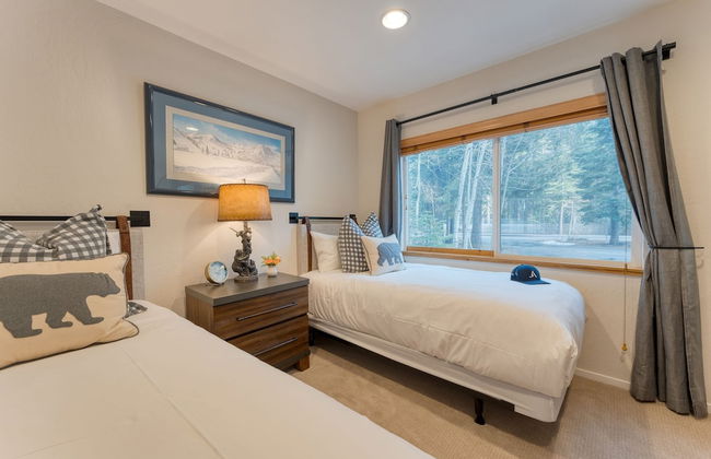 Westlake Cabin by Avantstay Hot Tub Near Skiing Walk to Restaurants Lake - Photo 23