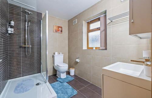 Spacious 4 Bedroom Home Near City Centre Sleeps 11 with Free Parking - Foto 32