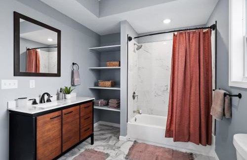 Hot Tub N64 Mins to Downtown Sleeps 8 - Foto 32