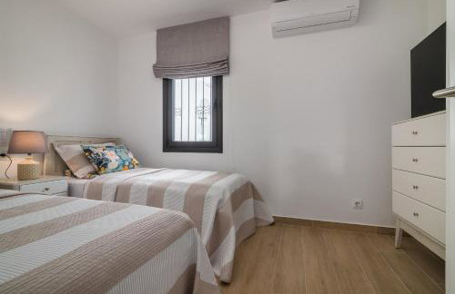 CASA ZUZA - AC, heated pool, 2 terraces, 2 bedrooms & bathrooms, tv channels - Foto 32
