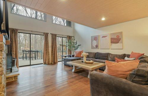 Luxurious Poconos Retreat - Hot Tub, Sauna, Games - Foto 14