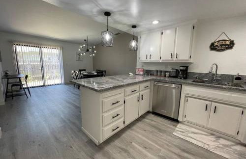 Entire Modern House with King bed & 65inTV - Foto 25