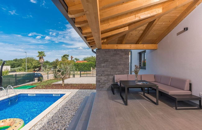 Villa in Novigrad With Private Pool and Beach - Photo 23