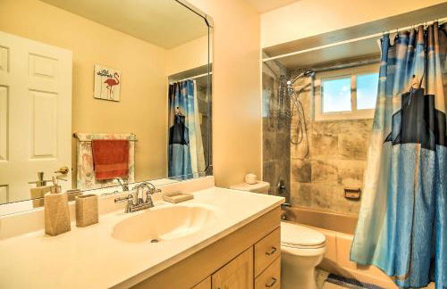 Riviera Beach Vacation Home with Pool Walk to Beach - Foto 21