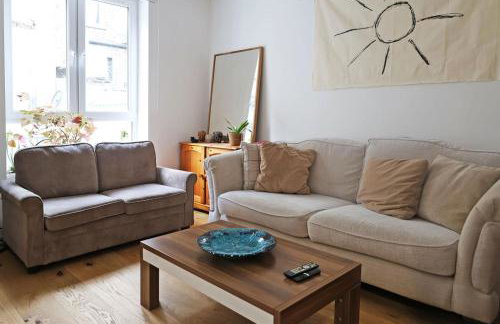 Bright Ground Floor Flat with Free Parking and Balcony Near Stoke Newington - Foto 2