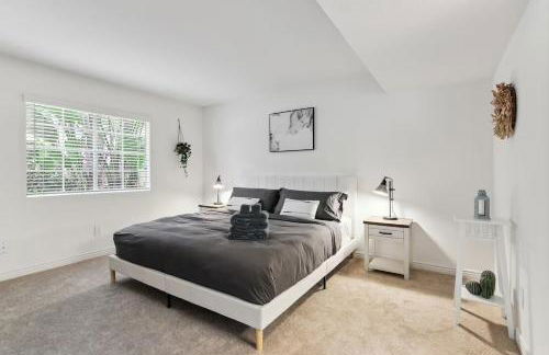 Stylish 1BR with KING Bed, Pool, Jacuzzi & Gym, Free Parking, Near UCSD - Foto 2