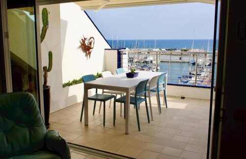 Stunning sea views over marina with swimming pool - Photo 32