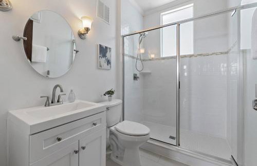 Old Mission Manor - Chic 2br 1ba Apartment - Sleeps 6 - Pool Table - 15 Min Walk to Downtown - Foto 14