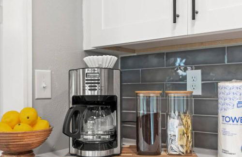 Urban Flamingo Retreat Modern Meets Tropical in this Beautiful, Updated Pet Friendly 3BD Pool Home with Outdoor Living Space - Foto 21