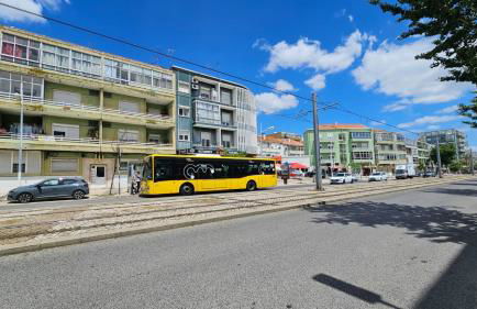 Almada Lisbon em frente dos transportes públicos - Foto 30