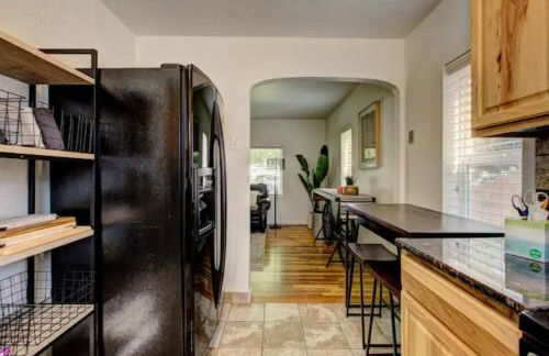 Home Sweet Idahome, feels like home with all the decor you wish you could afford King bed in master, fully fenced dog friendly yard, a few blocks from BSU and downtown Boise, Your perfect stay! - Foto 18