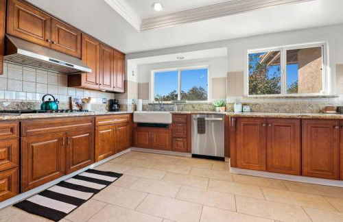 Majestic 5BR Villa with Guesthouse, Pool & Spa - Foto 33