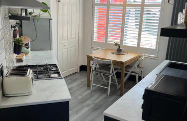 Hoole House- Recently decorated, bright and modern 2 bedroom house, close to Chester train station and the City Centre - Photo 27