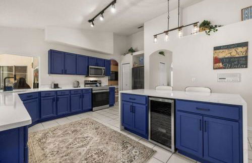 Modern Retreat Pool and Game Room - Foto 18