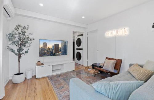 Chic 2BR Highland Retreat Near UT and Downtown, Free Parking by Austin Vacay - Foto 1
