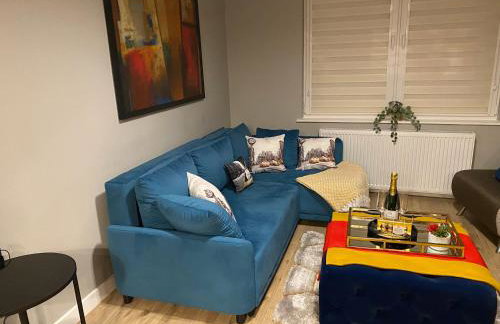 Lovely 3 bed with jacuzzi, close to airport, driveway, wifi - Foto 14