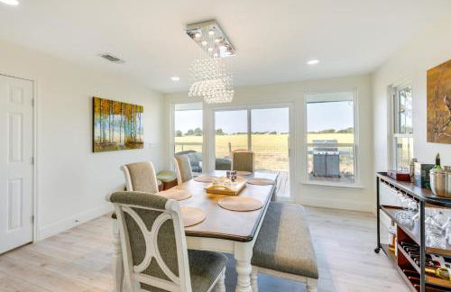 Remodeled Farmhouse on 18 Acres 8 Mi to Elgin! - Foto 11