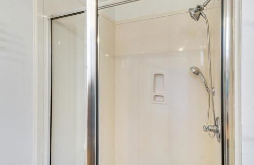 Porch with Swing and Kayaks Rural Mississippi Retreat - Foto 15